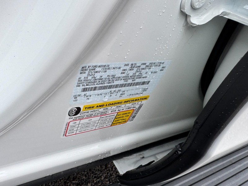 Lincoln Navigator Vehicle Full-screen Gallery Image 28