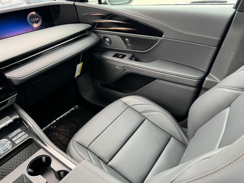 Lincoln Nautilus Vehicle Full-screen Gallery Image 11