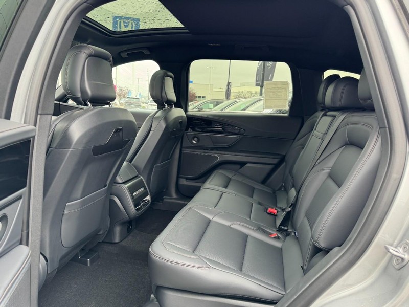 Lincoln Nautilus Vehicle Full-screen Gallery Image 12