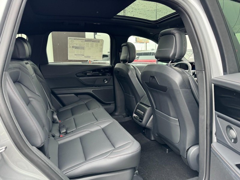 Lincoln Nautilus Vehicle Full-screen Gallery Image 13