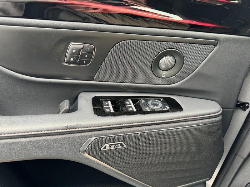 Lincoln Nautilus Vehicle Full-screen Gallery Image 25