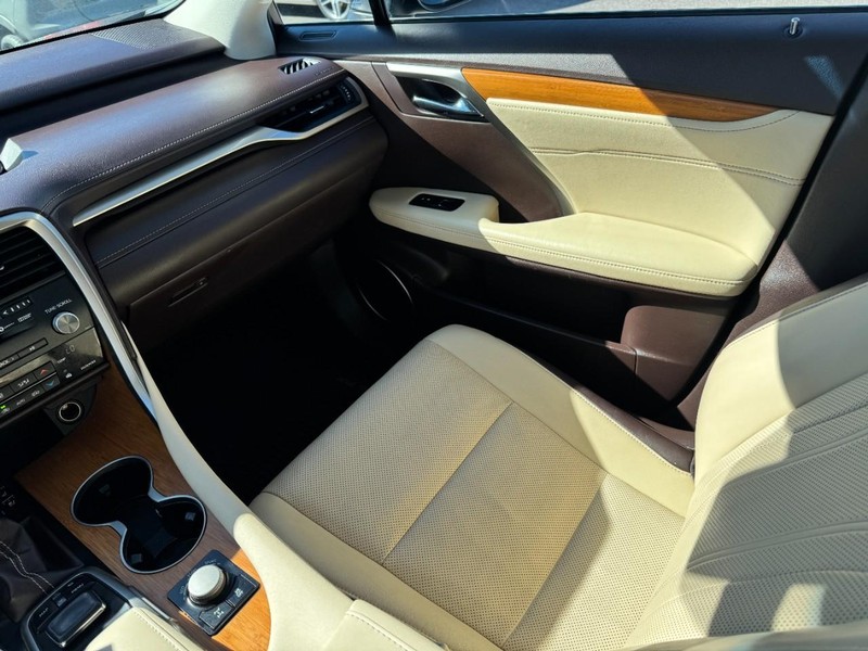 Lexus RX 350 Vehicle Full-screen Gallery Image 11