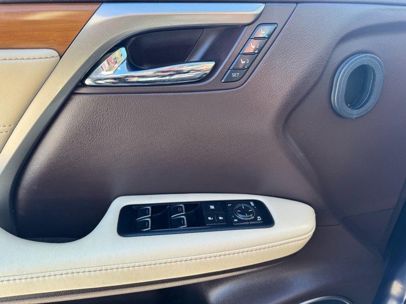 Lexus RX 350 Vehicle Full-screen Gallery Image 25