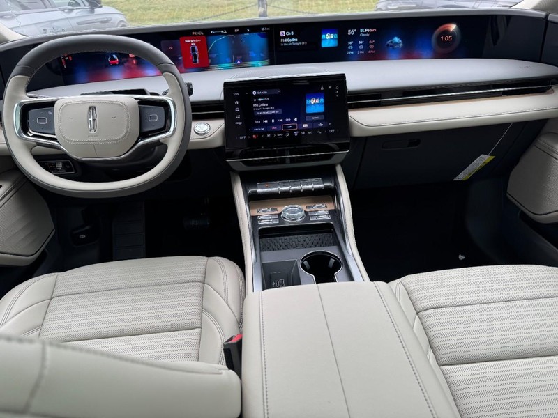 Lincoln Nautilus Vehicle Full-screen Gallery Image 09