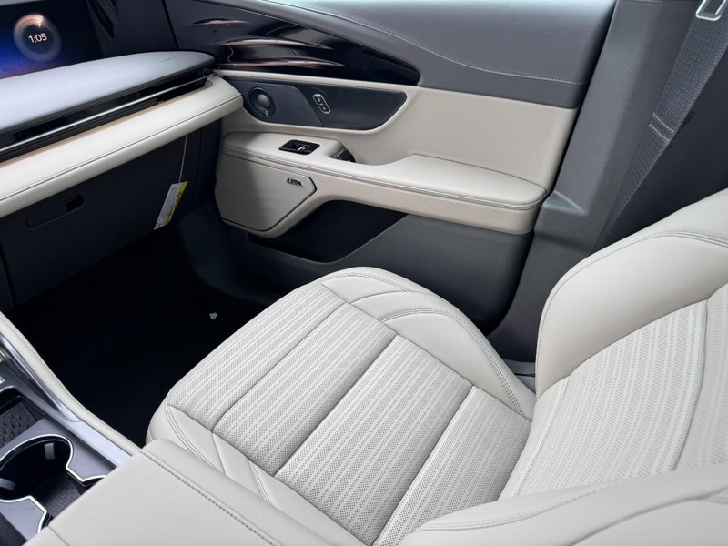 Lincoln Nautilus Vehicle Full-screen Gallery Image 11