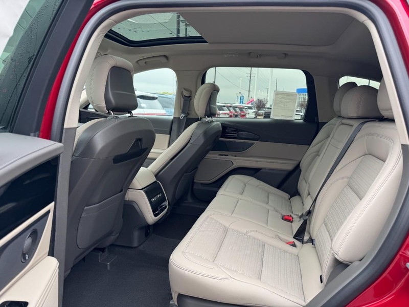 Lincoln Nautilus Vehicle Full-screen Gallery Image 12