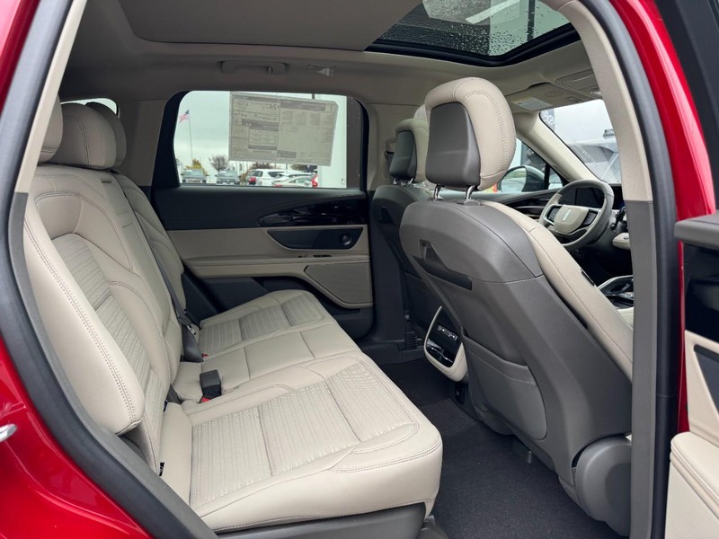 Lincoln Nautilus Vehicle Full-screen Gallery Image 13