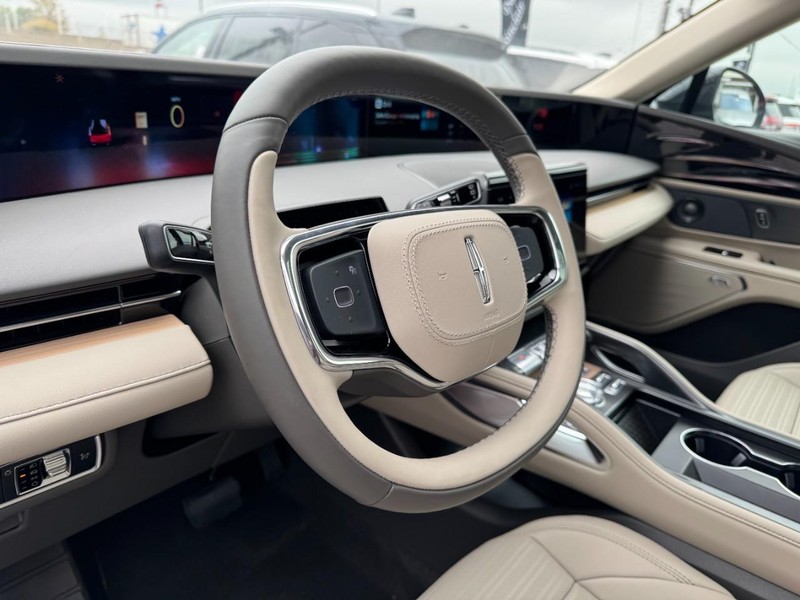 Lincoln Nautilus Vehicle Full-screen Gallery Image 15