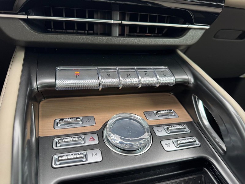 Lincoln Nautilus Vehicle Full-screen Gallery Image 17