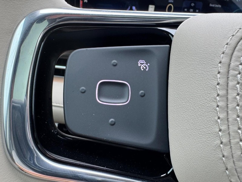 Lincoln Nautilus Vehicle Full-screen Gallery Image 18