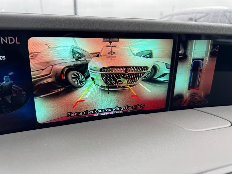 Lincoln Nautilus Vehicle Full-screen Gallery Image 24