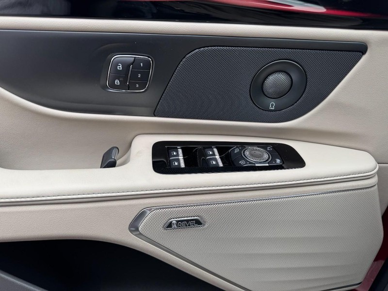 Lincoln Nautilus Vehicle Full-screen Gallery Image 25