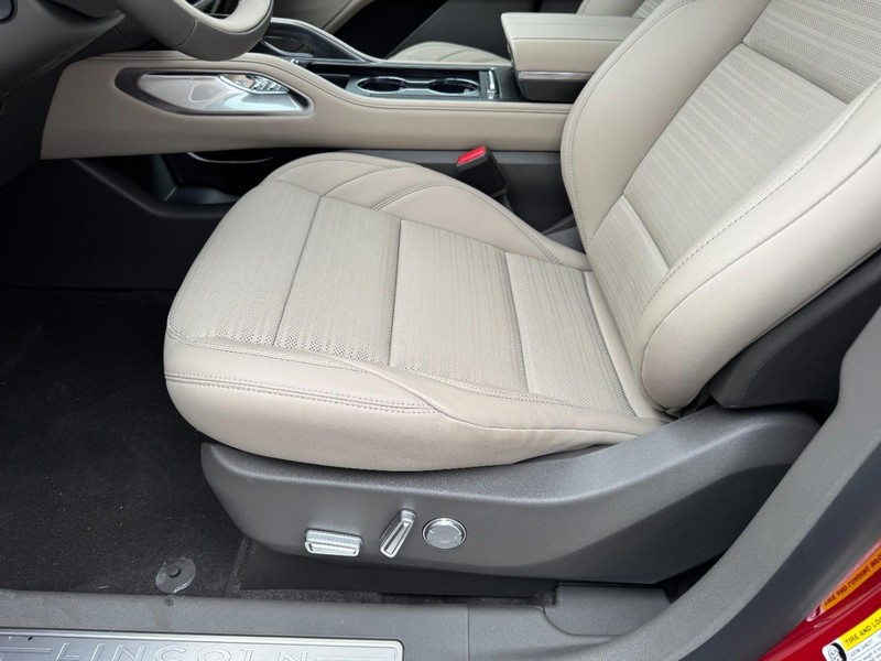 Lincoln Nautilus Vehicle Full-screen Gallery Image 26