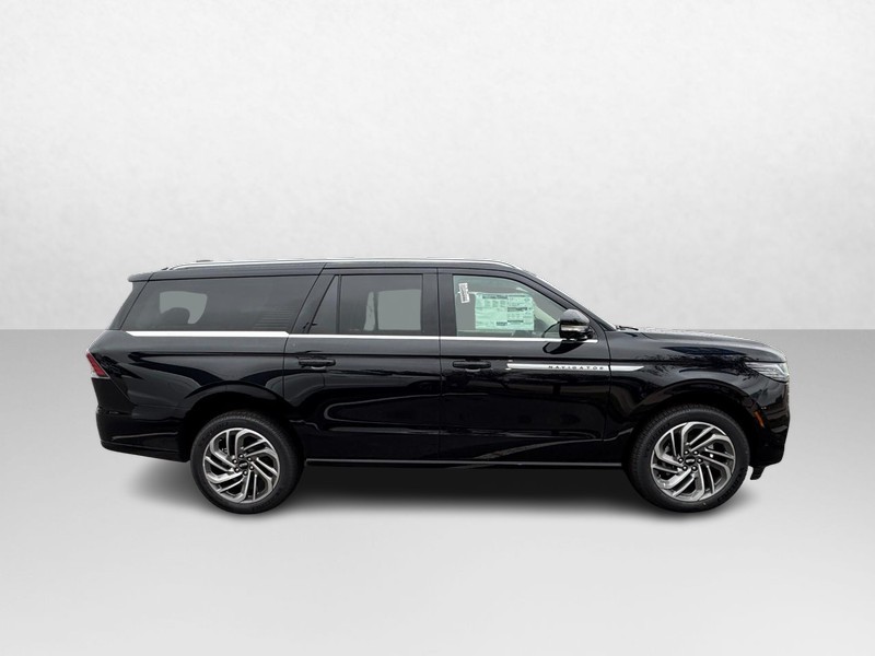 Lincoln Navigator L Vehicle Full-screen Gallery Image 04