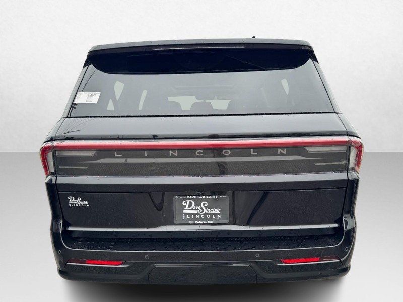 Lincoln Navigator L Vehicle Full-screen Gallery Image 06