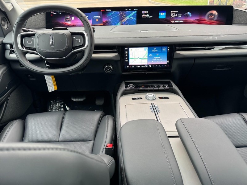 Lincoln Navigator L Vehicle Full-screen Gallery Image 09