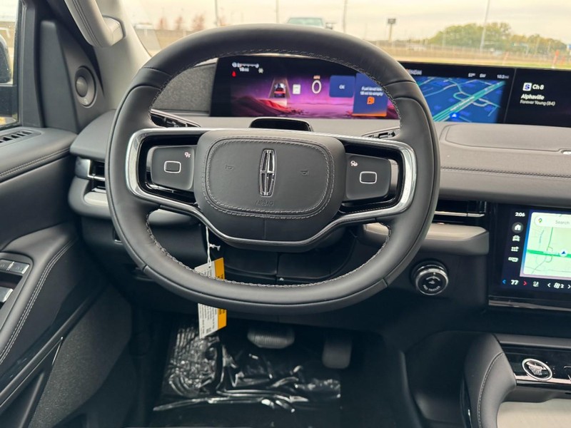 Lincoln Navigator L Vehicle Full-screen Gallery Image 10