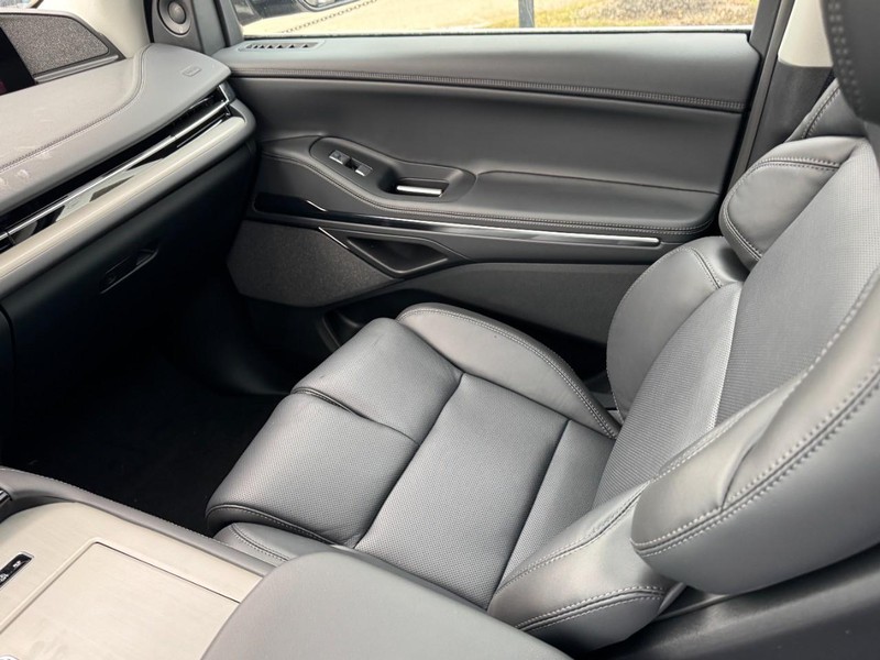 Lincoln Navigator L Vehicle Full-screen Gallery Image 11