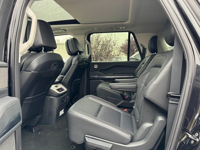 Lincoln Navigator L Vehicle Full-screen Gallery Image 12