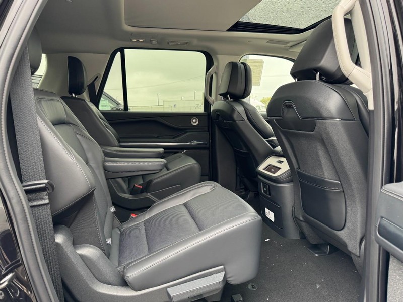 Lincoln Navigator L Vehicle Full-screen Gallery Image 13