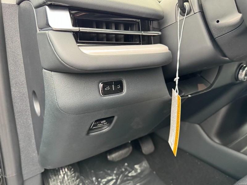 Lincoln Navigator L Vehicle Full-screen Gallery Image 14