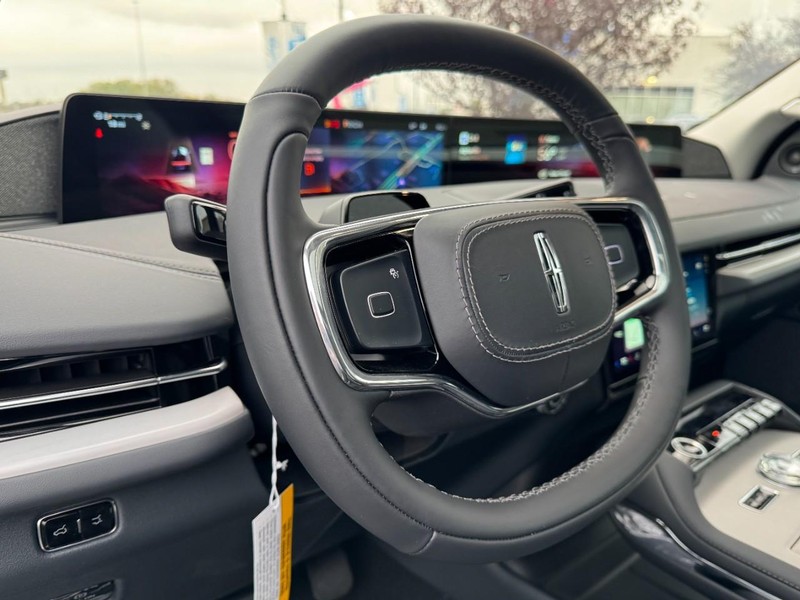 Lincoln Navigator L Vehicle Full-screen Gallery Image 15