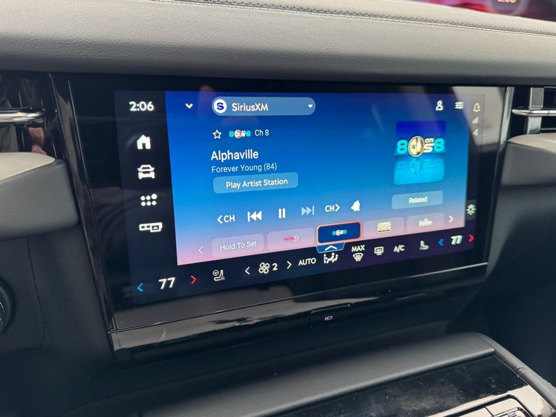 Lincoln Navigator L Vehicle Full-screen Gallery Image 16