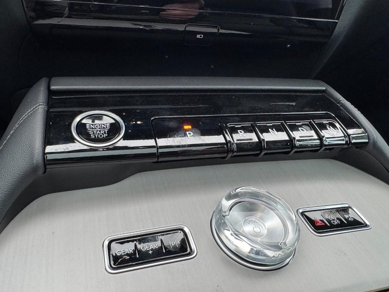 Lincoln Navigator L Vehicle Full-screen Gallery Image 17