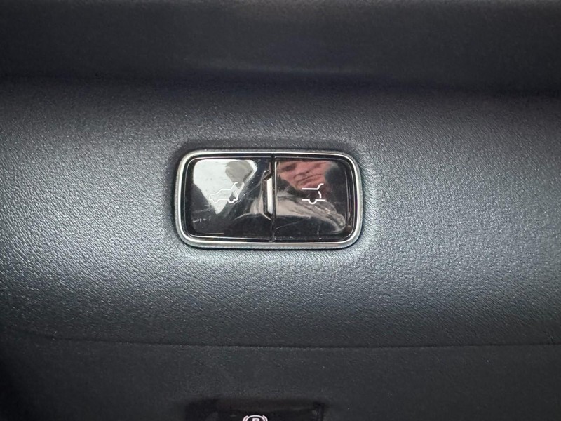 Lincoln Navigator L Vehicle Full-screen Gallery Image 22