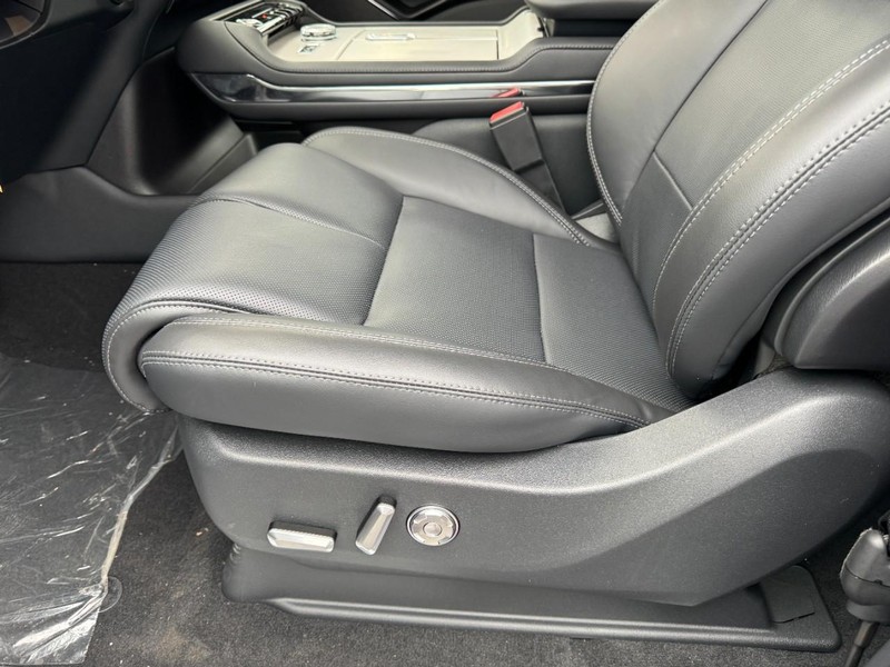 Lincoln Navigator L Vehicle Full-screen Gallery Image 26