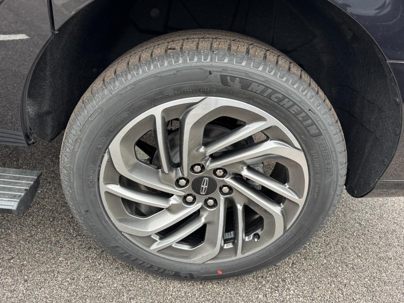 Lincoln Navigator L Vehicle Full-screen Gallery Image 27