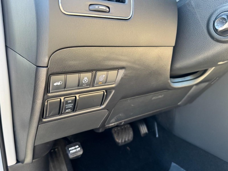 Nissan Armada Vehicle Full-screen Gallery Image 14