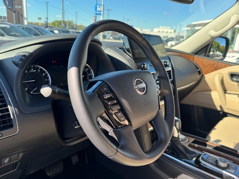 Nissan Armada Vehicle Full-screen Gallery Image 15