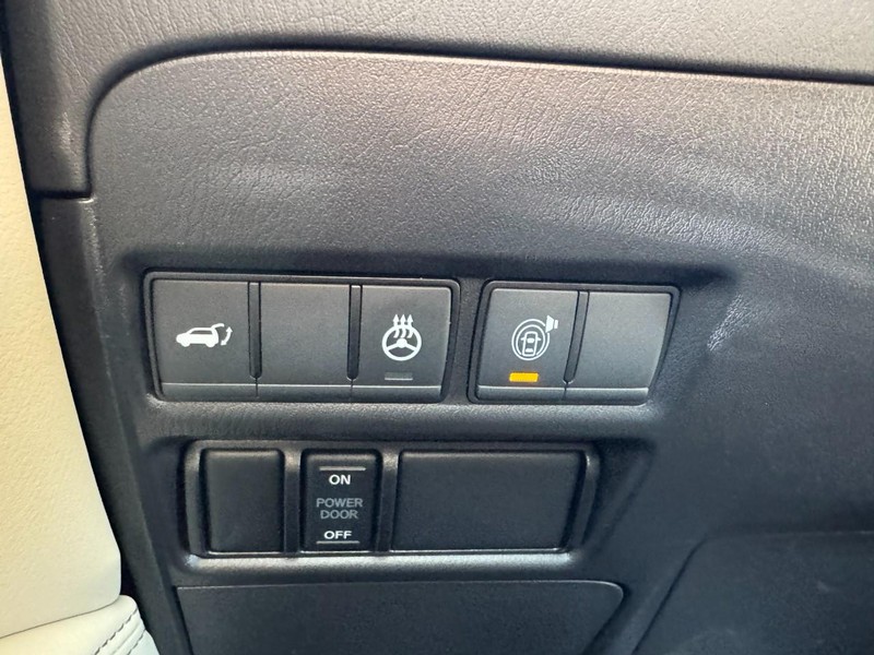 Nissan Armada Vehicle Full-screen Gallery Image 22