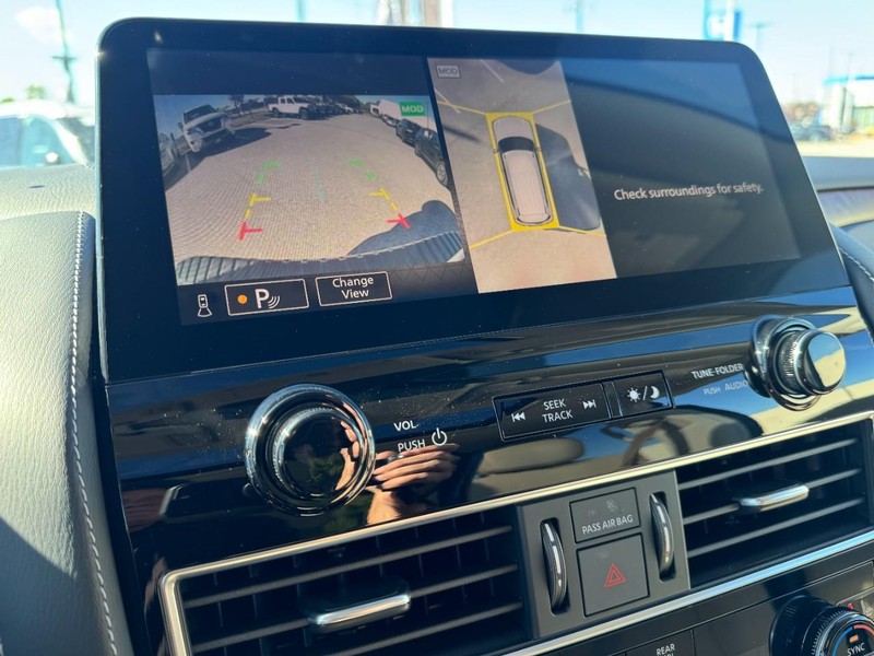 Nissan Armada Vehicle Full-screen Gallery Image 24