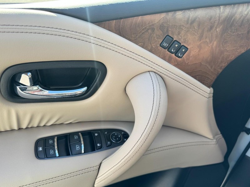 Nissan Armada Vehicle Full-screen Gallery Image 25