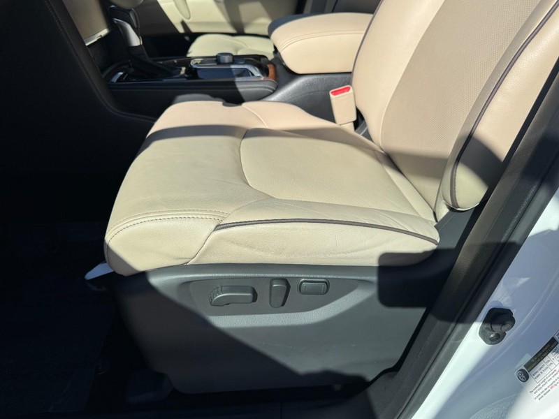 Nissan Armada Vehicle Full-screen Gallery Image 26