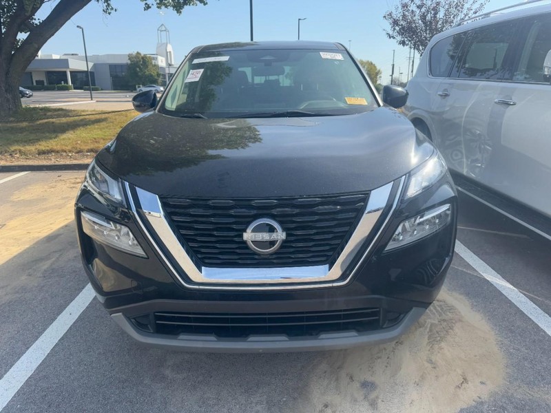 Nissan Rogue Vehicle Full-screen Gallery Image 02