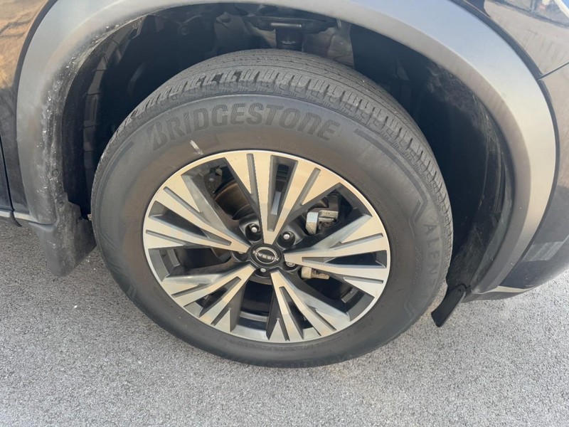 Nissan Rogue Vehicle Full-screen Gallery Image 04