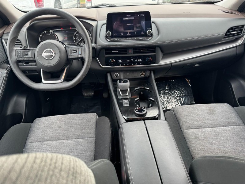 Nissan Rogue Vehicle Full-screen Gallery Image 09