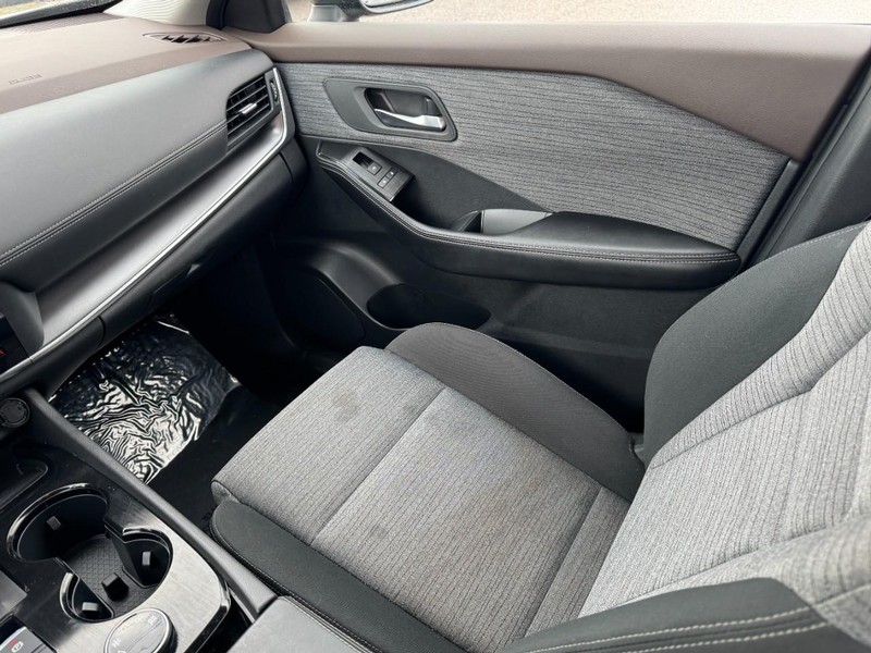 Nissan Rogue Vehicle Full-screen Gallery Image 11