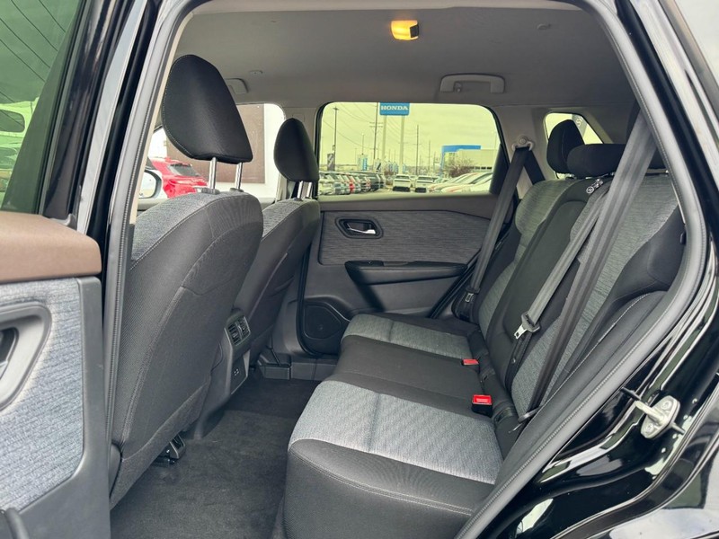 Nissan Rogue Vehicle Full-screen Gallery Image 12