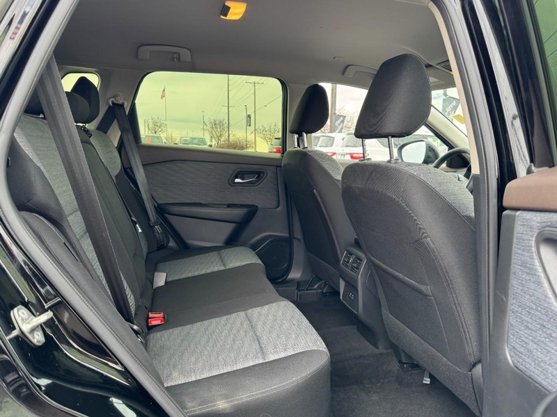 Nissan Rogue Vehicle Full-screen Gallery Image 13