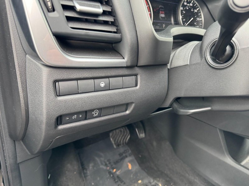 Nissan Rogue Vehicle Full-screen Gallery Image 14