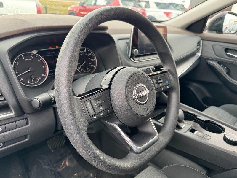 Nissan Rogue Vehicle Full-screen Gallery Image 15