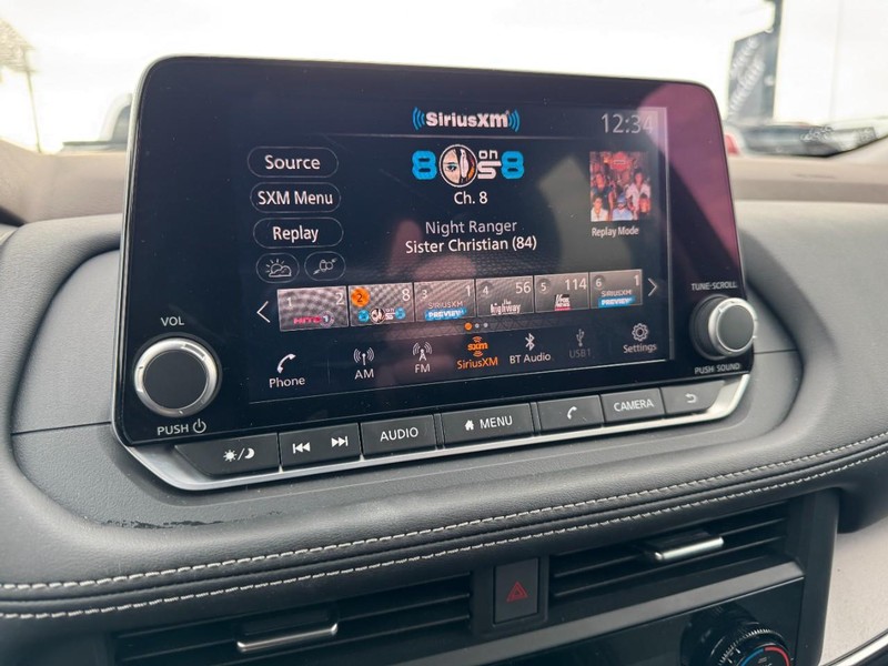 Nissan Rogue Vehicle Full-screen Gallery Image 16