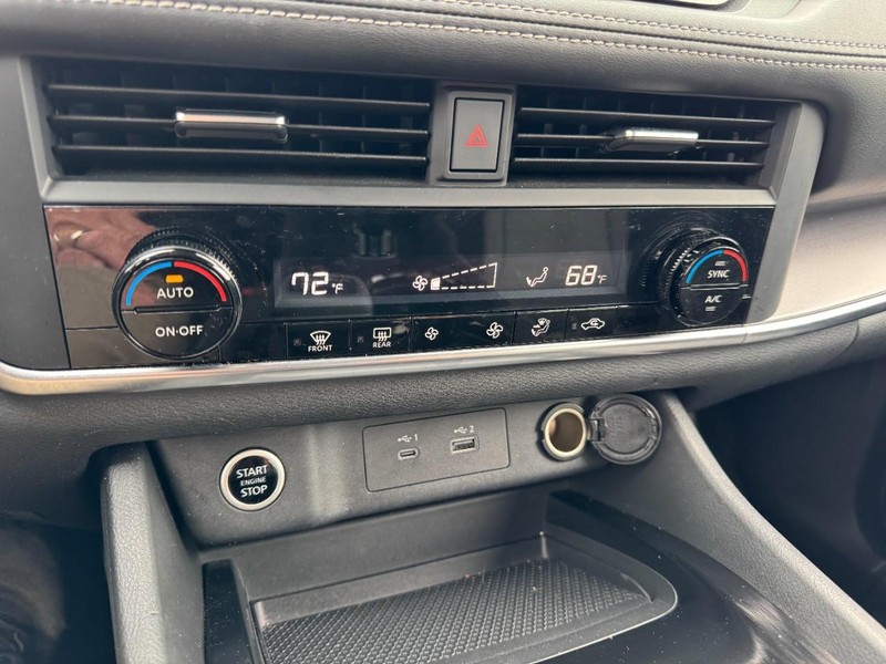 Nissan Rogue Vehicle Full-screen Gallery Image 17