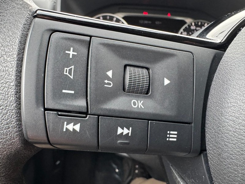 Nissan Rogue Vehicle Full-screen Gallery Image 18