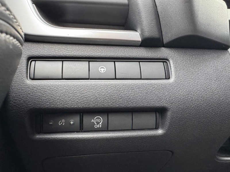 Nissan Rogue Vehicle Full-screen Gallery Image 22