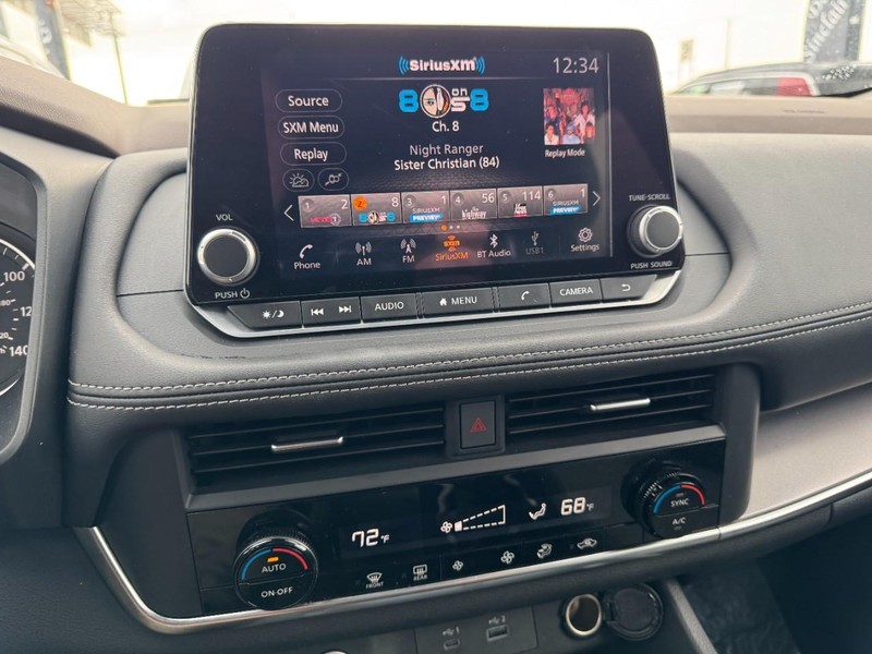 Nissan Rogue Vehicle Full-screen Gallery Image 23